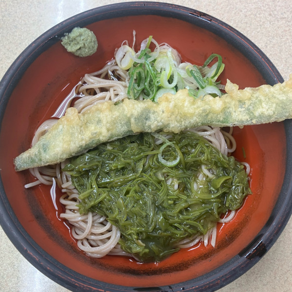 「冷しめかぶそば480円モロッコいんげん天50円」@肥後一文字やの写真