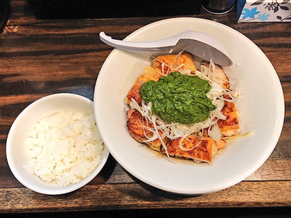 「鶏のコンフィとジュ・ド・ヴォライユの親子丼風和えそば」@稲荷屋の写真
