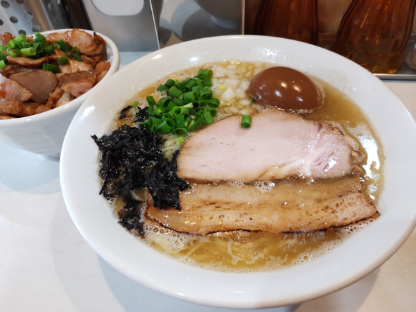 「煮干し香る塩ラーメン＋味付玉子、チャーシュー丼」@麺屋 扇 SENの写真