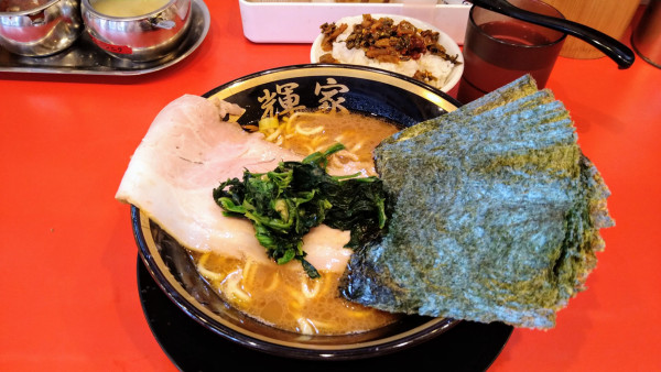 「ラーメン(味濃いめ･麺硬め)+海苔･ライス」@家系ラーメン大輝家 日吉店の写真