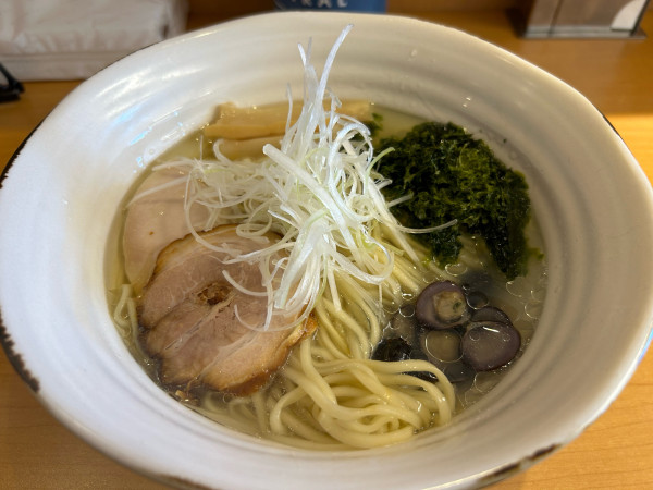 「【限定】しじみとアオサの塩ラーメン900円」@鶏’s麺処  諭吉の写真