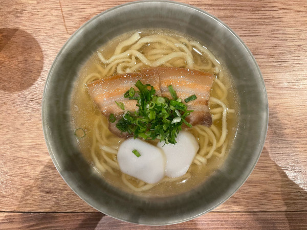 「沖縄そば」@沖縄料理 やんばる 新宿総本店の写真