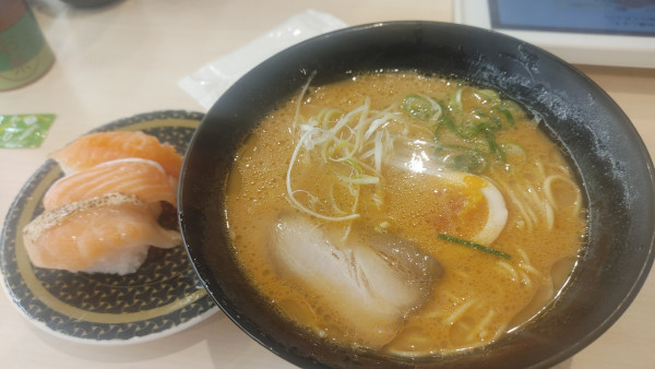「特製旨辛とんこつ醤油ラーメン ￥506」@はま寿司 江戸川松江店の写真