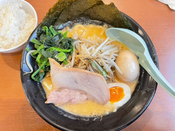 「味噌ラーメン＋味玉」@横濱家系ラーメン 誠家 幸手店の写真
