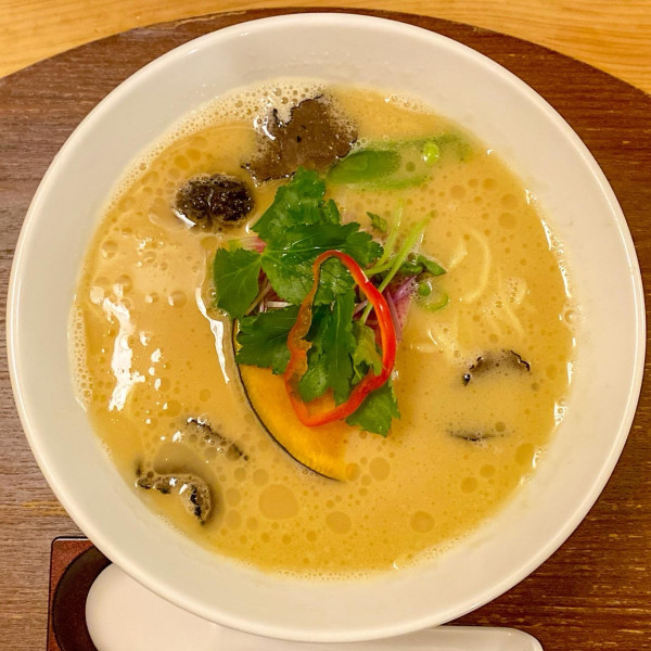 「鶏白湯 醤油 生トリュフSoba ¥2,800」@銀座 篝 本店の写真