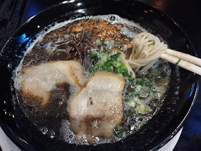 「黒丸ラーメン(替玉1無料)(790)」@BBQBar&錦 KINの写真