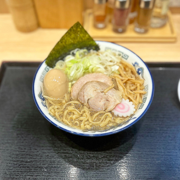 「味玉中華そば」@舎鈴 東京サンケイビル店の写真