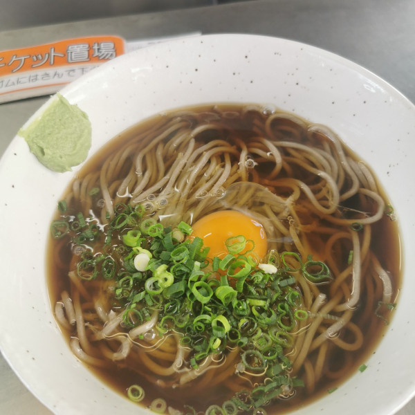 「月見そば」@富士見そば 下りホーム店の写真