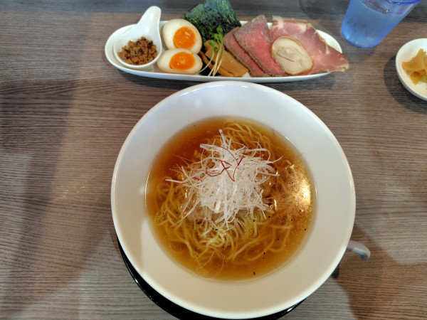 「特製醤油ラーメン（期間限定）1200円」@龍瞳の写真