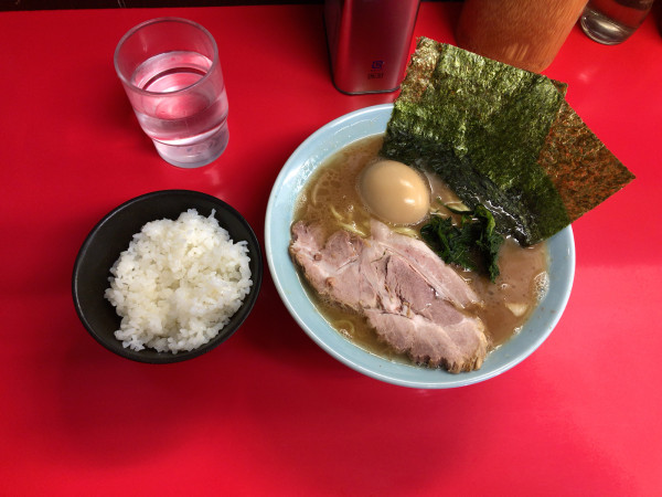 「ラーメン＋味玉＋ライス小」@横浜家系ラーメン 心家の写真