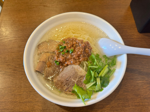 「四季牛肉麺 並盛(180g)980円」@麺屋 楽らくの写真