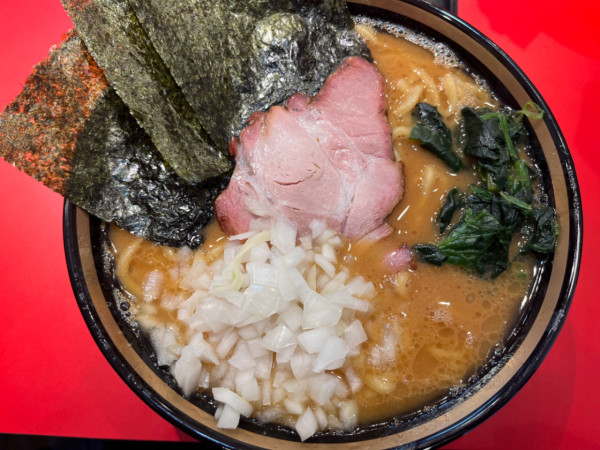 「ラーメン850円＋中盛150円＋タマネギ100円」@王道家直伝 家系ラーメン 本ごう家王道乃印の写真