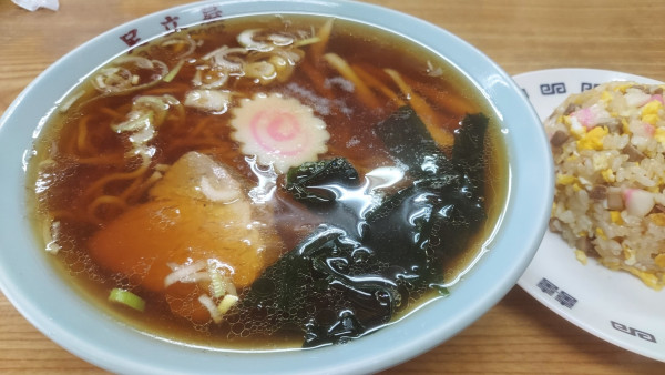 「ラーメンと半チャーハン 800円」@足立屋の写真