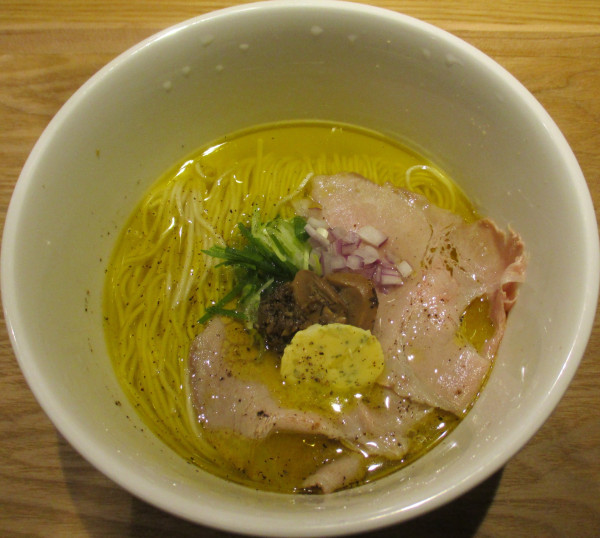 「濃厚トリュフの鶏塩中華そば　1000円」@MENDOKORO TOMO Premiumの写真