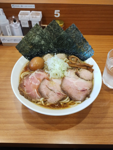 「全部のせ醤油らーめん+大盛　1600円」@しののめヌードルの写真