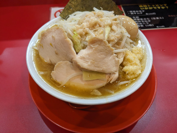 「特製らーめん（にんにく・野菜増し）」@自家製麺 酉の写真