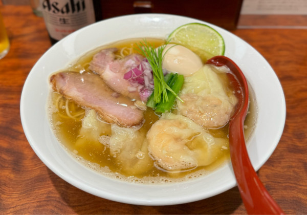 「【限定】特製煮干しそば¥1300、肉ワンタン¥250」@三馬路 東京店の写真