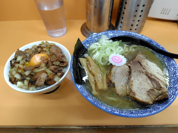 「しおラーメン1000円＋チャーシュー丼300円」@NEW Akkeyラーメンの写真