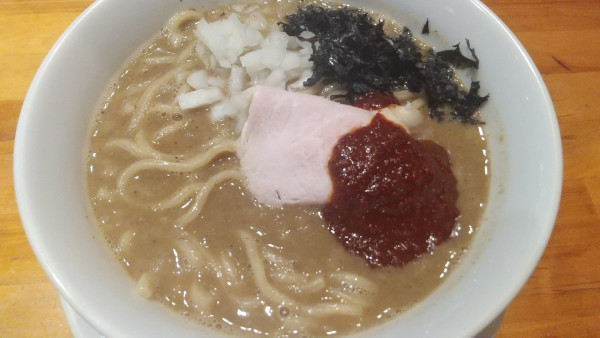 「旨辛濃厚煮干しそば　大　魚粉+レモン（無料）背脂増し」@中華そば 山下の写真