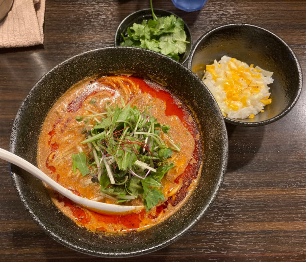 「担々麺(辛2)+麺大盛+焙りチーズご飯+パクチー計1850円」@神泉のらぁめん屋 うさぎの写真