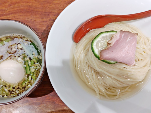 「昆布水つけ麺（醤油）＋煮玉子」@三馬路 東京店の写真