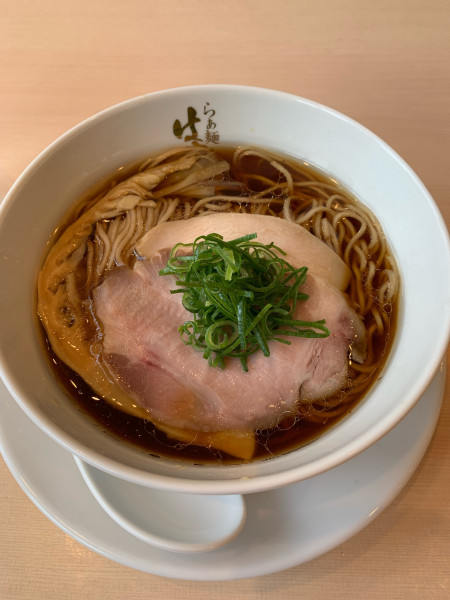 「醤油らぁめん」@らぁ麺はやし田 岩槻店の写真