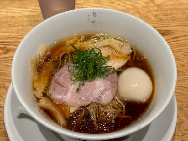 「味玉醤油らぁ麺」@らぁ麵 はやし田 相模原鵜野森店の写真