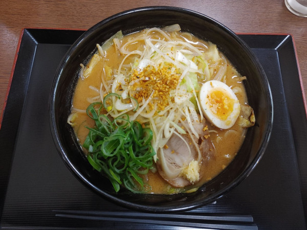 「辛ねぎ味噌ラーメン　890円」@お食事処 旬屋の写真