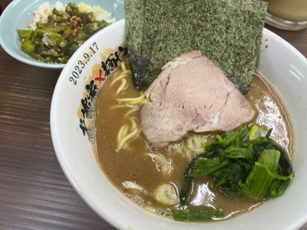 「らーめん並、固め、ライス小」@横浜家系らーめん 武蔵家 川口店の写真