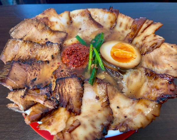 「焼豚ラーメン  肉盛 (半辛)」@焼豚ラーメン 三條 葛飾店の写真
