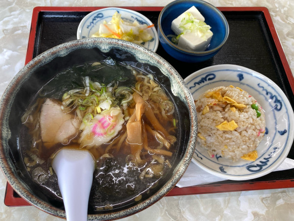 「醤油らーめん ミニ焼飯 700円」@中華料理 京華 支店の写真