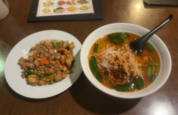 「台湾ラーメン 鶏肉の黒胡椒炒め」@八福の写真