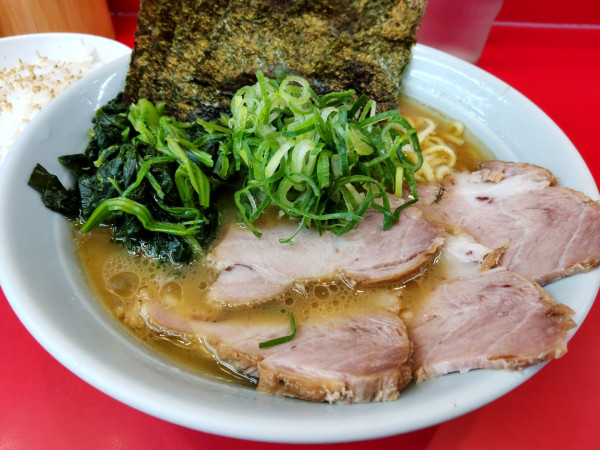 「朝ラー＋チャー3枚､ホウレン草､のり」@横浜ラーメン 武蔵家 大井町店の写真
