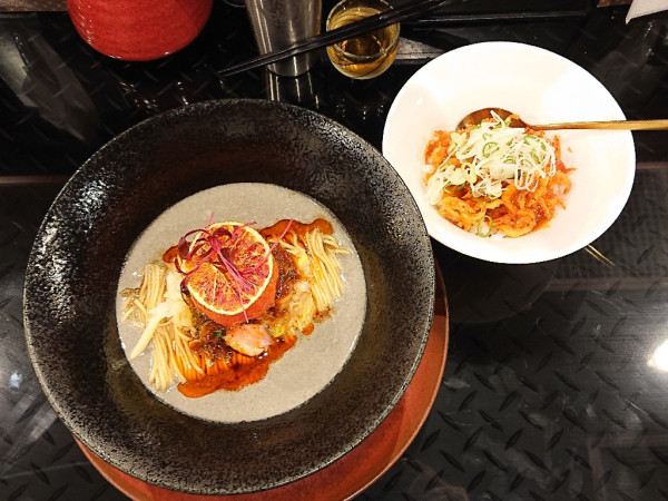 「まるごとトマト〜よだれ鶏ver.、など」@トーキョーニューミクスチャーヌードル 八咫烏 CHIKARABOの写真