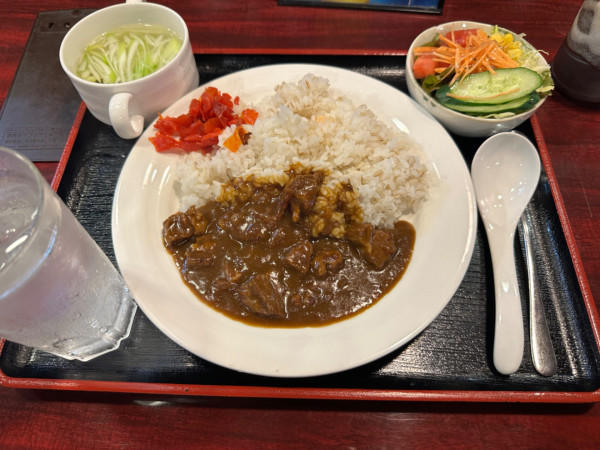 「牛たんカレーセット（野菜サラダ・テールスープ付）990円」@つゆ下 梅の花の写真