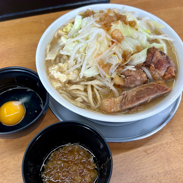 「ラーメン中300g（野菜マシ・ニンニク少・アブラマシ）＋生卵」@ラーメン神福の写真