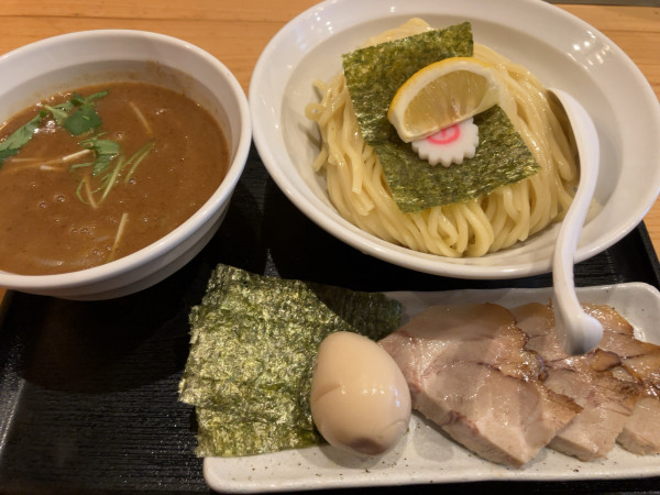「濃厚煮干つけ麺大盛　特製トッピング1250円」@つけめん 蕾 本家の写真