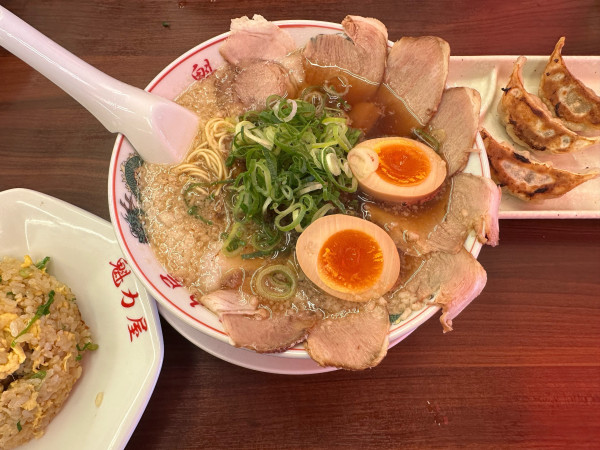 「特製醤油　肉入りラーメン+味玉+焼き飯餃子定食」@ラーメン魁力屋 八潮店の写真