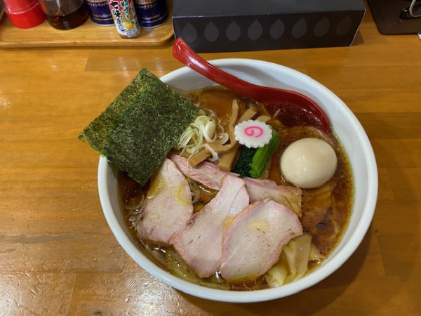 「焼豚ワンタン麺 味玉入り／しょうが醤油味」@とら食堂 松戸分店の写真