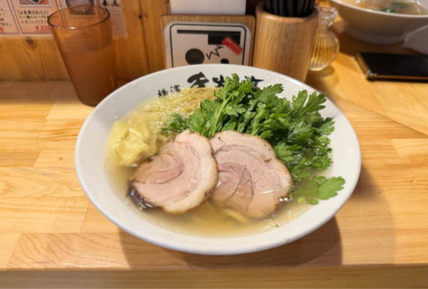「本丸塩ら〜麺¥1000、春菊¥200」@横濱 本丸亭 新橋店の写真