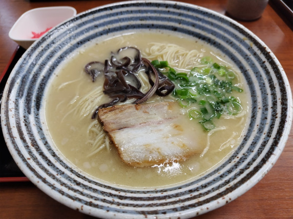 「博多とんこつらーめん　：かため　＋替え玉：無料　＋紅ショウガ」@ラーメンはっちゃき 松本店の写真