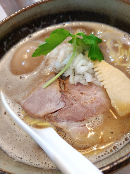 「味玉入り豚骨魚介ラーメン」@麺屋乃まどの写真