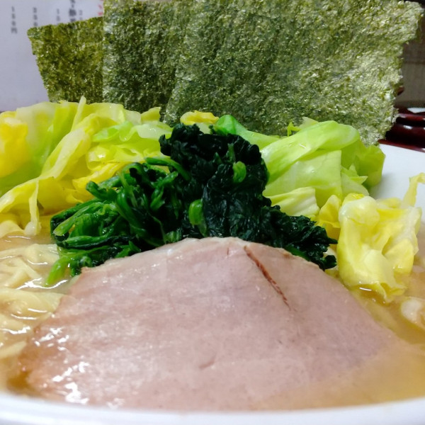 「#醤油とんこつラーメン #並 #800円 #キャベツ #150円」@甲子家の写真