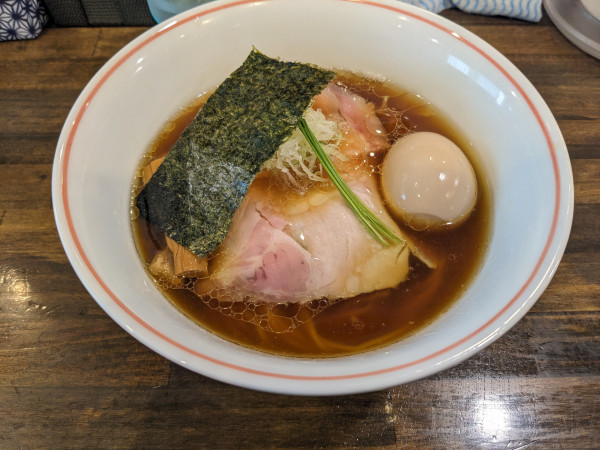 「醤油らぁ麺+味玉」@らぁ麺  麦一粒の写真