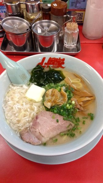 「ホタテ塩とんこつラーメン+バター」@ラーメン山岡家 千葉鎌ヶ谷店の写真