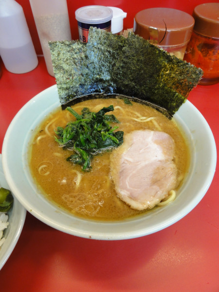 「ラーメン700円硬ライス無料」@横浜ラーメン 武蔵家 大宮店の写真