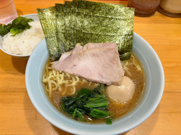 「欲張りラーメン＋ライス」@横浜家系ラーメン みと家の写真