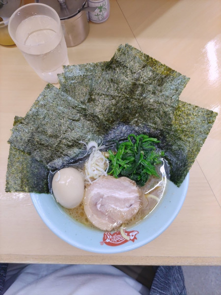 「ラーメン並+味玉+のり」@横浜ラーメン 町田家 新宿南口店の写真