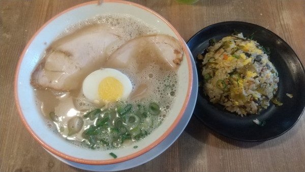 「ラーメン+セット炒飯」@久留米とんこつラーメン松山分校の写真
