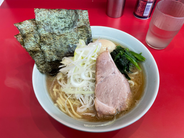 「味玉ラーメン＋ネギ」@横浜ラーメン 武蔵家 大井町店の写真